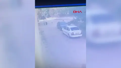 Bolu'da park halindeki araçtan hırsızlık anı kamerada