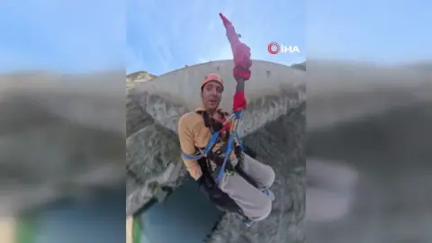 Artvin'de 250 metre yükseklikten tekerlekli sandalyesiyle atladı