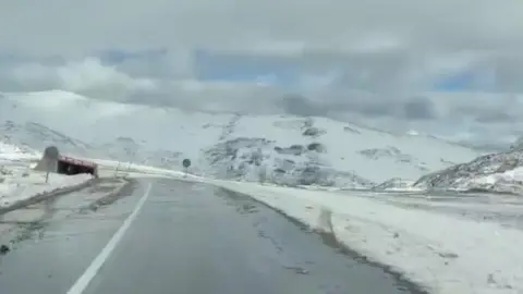 Van-Bahçesaray yolunda sezonun ilk kar yağışı: Karabet Geçidi beyaza büründü