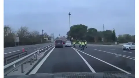 Sakarya'da film gibi kovalamaca: Ters yöne girip dehşet saçtı, tır şoförü ezilmekten kıl payı kurtuldu