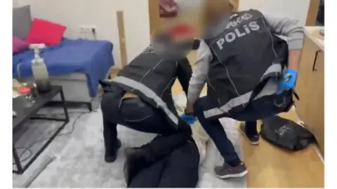 Antalya'da polisten zehir tacirine operasyon anbean kamerada