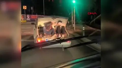 Küçükçekmece’de çocukların otomobil bagajındaki tehlikeli yolculuğu kameraya yansıdı