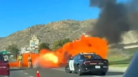 Otobanda alev alan araç aniden patladı: İki polis memuru alevlerin arasında kaldı
