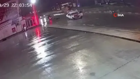 Su birikintisinden geçerken yavaşlayan otomobil zincirleme kazaya neden oldu