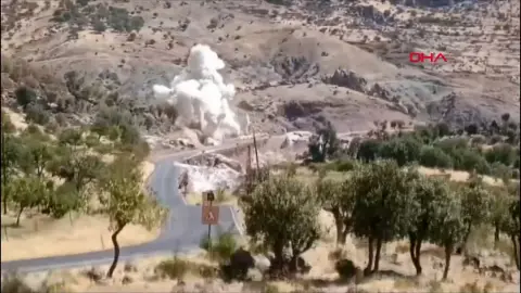 Siirt'te yol çalışmasında kontrollü patlama gerçekleştirildi