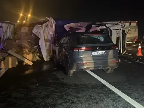 Otoyolda karşı şeride geçen TIR faciaya neden oldu: Otomobil sürücüsü kurtarılamadı
