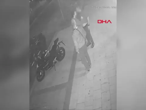 Trafikte sopayla sopayla vurduğu kişiyi takip edip yine saldırdı