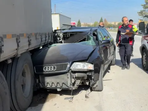 Kütahya’da otomobil tırın dorsesine saplandı: Bir kişi yaralandı