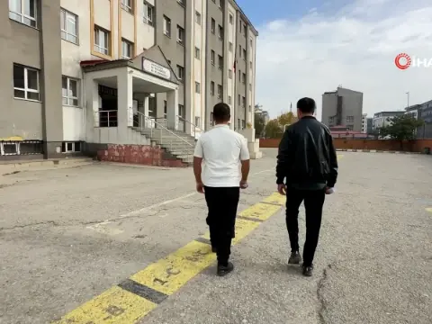 Baba-oğul aynı okulda sınava girdiler: Tatlı rekabet örnek oldu