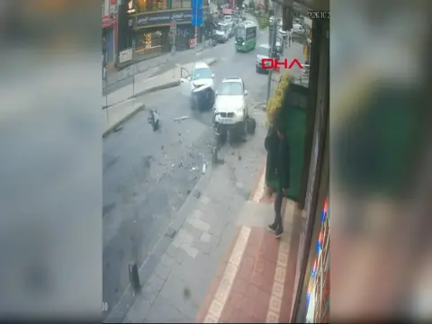 Arnavutköy'de iki otomobil çarpıştı: Bir kişi yaralı