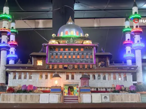 İki yılda 400 kiloluk cami maketi yaptı: Görenler fotoğraf çektiriyor