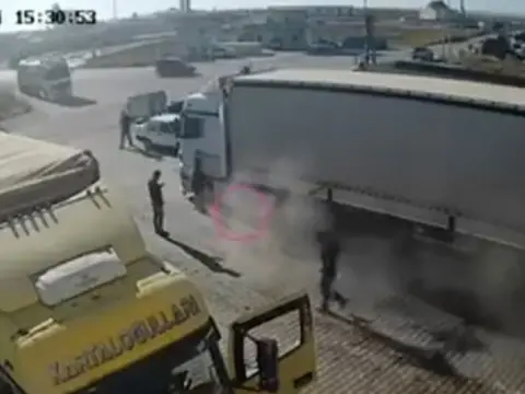 TIR'ın altında tamir yapıyordu! Patlamadan saniyelerle kurtuldu