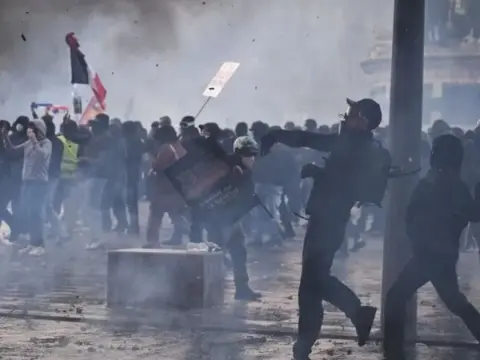 Fransa'da hayat pahalılığı öfkeyi sokağa taşıdı: 1314 gözaltı, 75 yangın