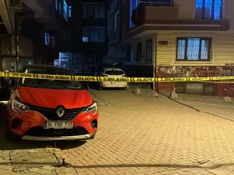 Zeytinburnu’nda silahlı kavga! Kurşunlar evlere ve iş yerine isabet etti