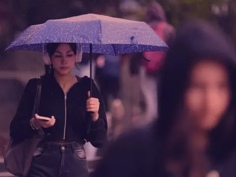 Türkiye’de hava ikiye bölünüyor: Bir yanda sağanak, diğer yanda pus ve sis