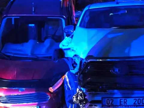 Kahta'da İki Araç Çarpıştı: 4'ü Çocuk 8 Yaralı