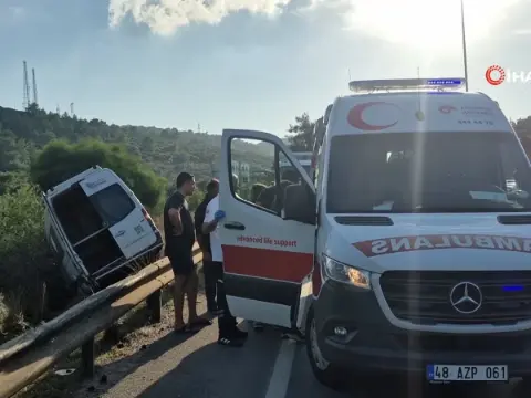 Makas atan otomobil kazaya neden oldu: Minibüs şarampole uçtu