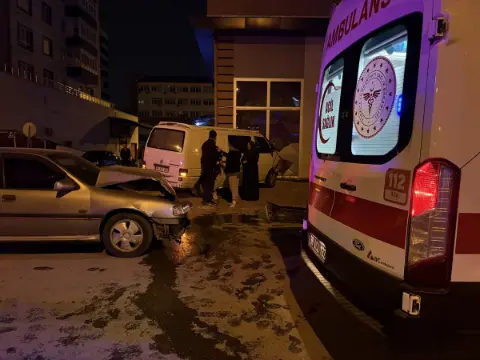 Otomobille çarpışan minibüs dükkana daldı: İki kişi yaralandı
