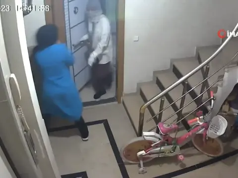 Esenyurt'ta pes dedirten hırsızlık! Zillere basıp boş daireye girdiler: O anlar kamerada!