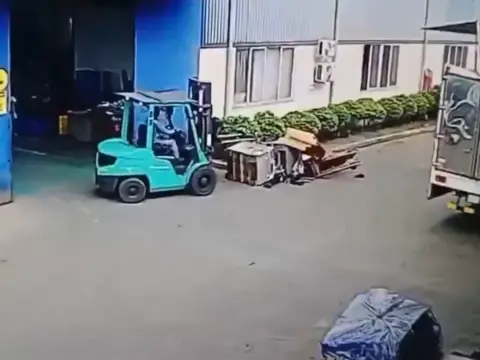 Vietnam'da devasa paletlerin altında kalan talihsiz işçinin kaza anı kamerada