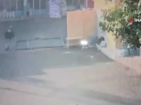 Gaziantep'te hal bekçisinin üzerine demir kapı düştü: O anlar kamerada