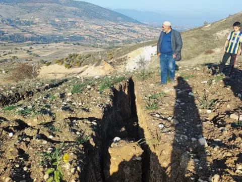 Deprem olmadı ama yer yarıldı: Tarlanın ortasında aniden beliren devasa yarıklar şaşırttı