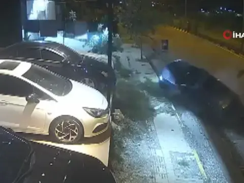 Kontrolden çıkan otomobil oto galeriye daldı: Park halindeki araca böylesine çarptı!