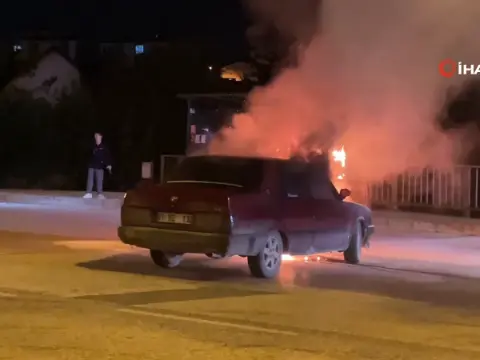 Düzce'de kavşakta istop eden araç alev aldı