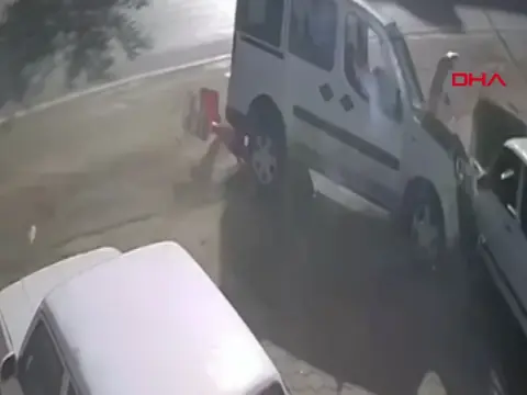 Adana'da ehliyetsiz sürücü direksiyon hakimiyetini kaybetti: İki otomobile çarptı