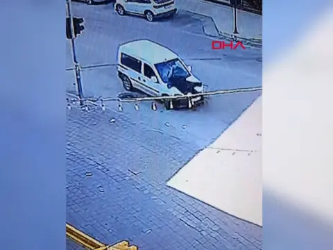 Adana Seyhan'da akılalmaz hırsızlık: Kaputuna çıktığı aracı sürücü inince çalarak kaçtı