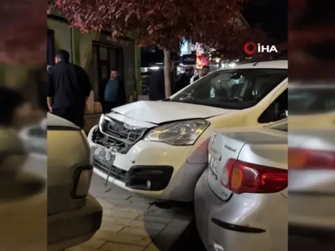 Erzurum'da direksiyon kilitlenmesi sonucu meydana gelen kaza kamerada