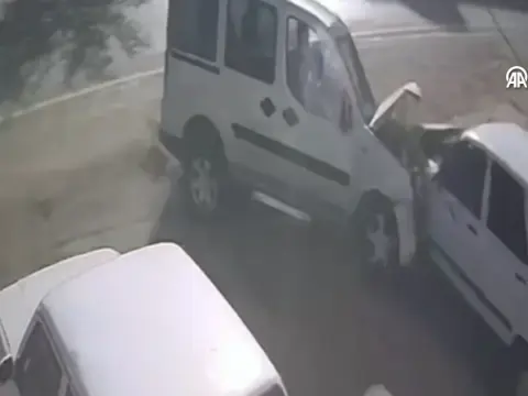 Adana Kozan'da kontrolden çıkan otomobil ortalığı savaş alanına çevirdi