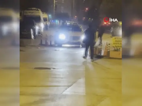 Trafikte tartıştığı motosikletlinin üzerine yürüdü: O anlar kask kamerasında