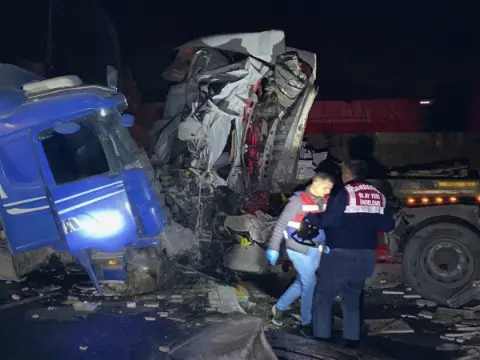 Elazığ-Malatya yolunda can pazarı! Üç tır birbirine girdi: Bir kişi hayatını kaybetti