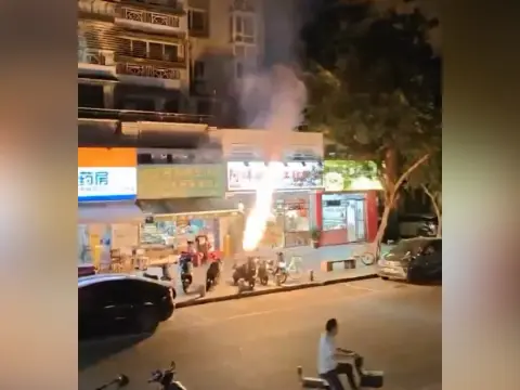 Çin'de elektrikli scooter bataryası patladı: Alevler metrelerce yükseldi
