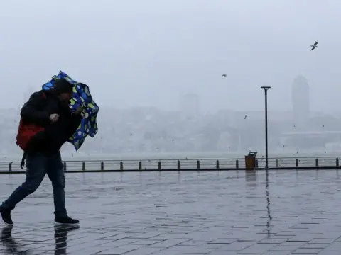 İstanbul'da yağmur kaç gün sürecek? Bugün İstanbul'da saat kaça kadar yağmur var? 27 Ekim AKOM ve Valilik'ten sarı kod uyarısı