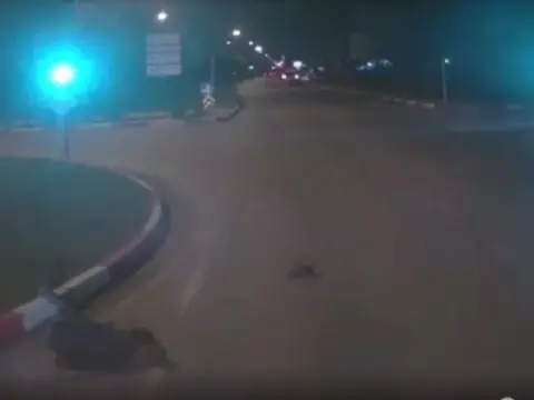 Elazığ'da karşıya geçmek isteyen yayaya kamyon çarptı: O anlar araç içi kamerasına yansıdı