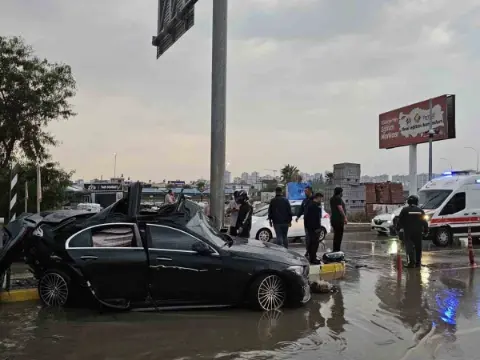 Adana’da otomobil direğe çarptı: Bir kişi hayatını kaybetti