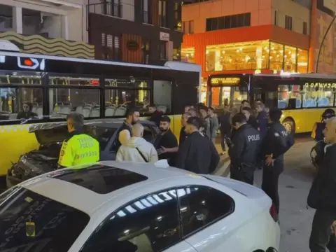 Küçükçekmece’de otomobil, yolcu minibüsüne çarptı: İki yaralı