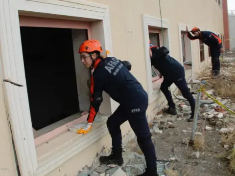 Bingöl'de nefes kesen tatbikat: 7 üzeri deprem senaryosu uygulandı, 170 personel sahaya indi