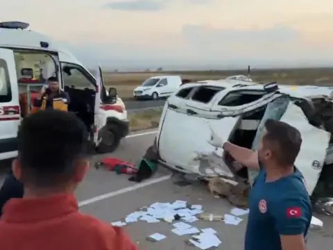 Mutlu güne davet acıya dönüştü! Düğün davetiyesi dağıtmaya çıkan aile takla attı: Üçü çocuk 6 yaralı