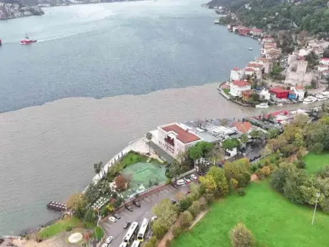 İstanbul Boğazı’nda dikkat çeken görüntü! Denizin bir bölümü çamurla kaplandı