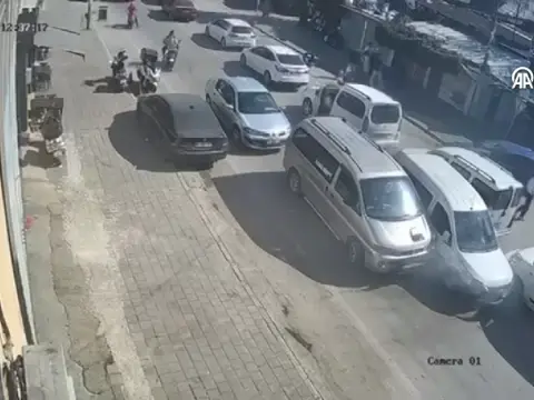 Adana Seyhan'da çalınan aracın karıştığı zincirleme kaza kameraya yansıdı