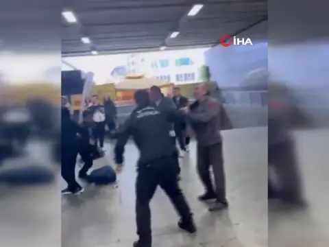 Mecidiyeköy'de metrobüs girişinde güvenlik görevlisinin tekme attığı kaza anı kamerada