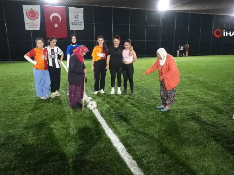 Hatay'da bayram coşkusu sahaya taştı! Şalvarlı teyzeler bastonla santra yapt