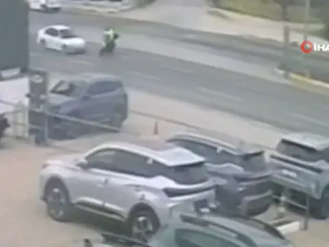 Balıkesir'de otomobil ile motosikletin çarpıştığı kaza anı güvenlik kamerasında