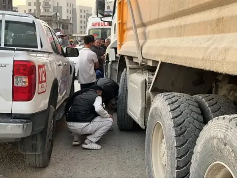 Hatay'da hafriyat kamyonunun altında kalan motosiklet sürücüsü hayatını kaybetti: Meraklı kalabalık pes dedirtti
