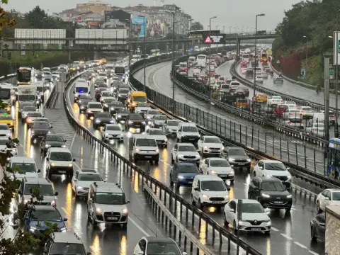 Sürücüler adım adım ilerliyor! İstanbul'da yağışla birlikte trafik felç oldu: Anadolu Yakası yüzde 89'u gördü
