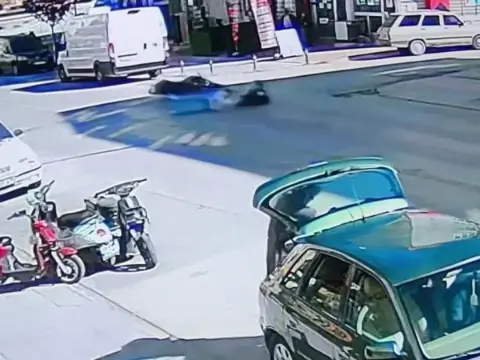 Ölümden döndüler: Karaman'da devrilen motosiklet 20 metre sürüklenip minibüsün altına girdi