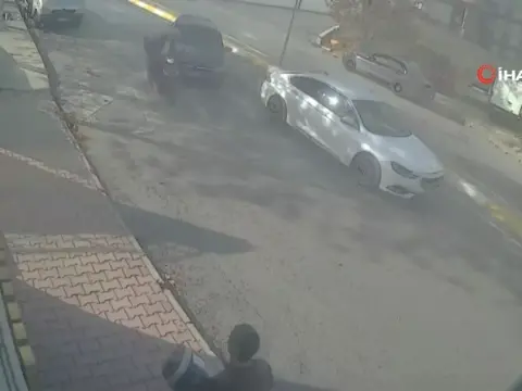 Esenyurt Güzelyurt Mahallesi Yıldırım Beyazıt Caddesi'nde kaza anları kamerada
